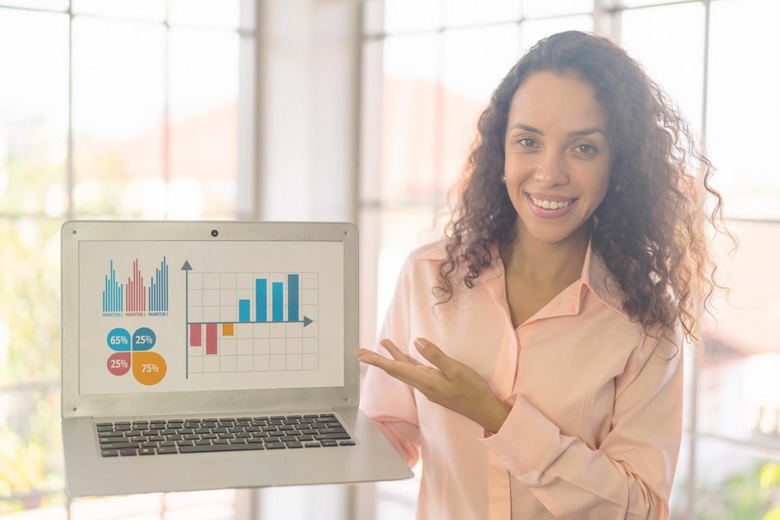 Session de planification stratégique avec graphiques de performance