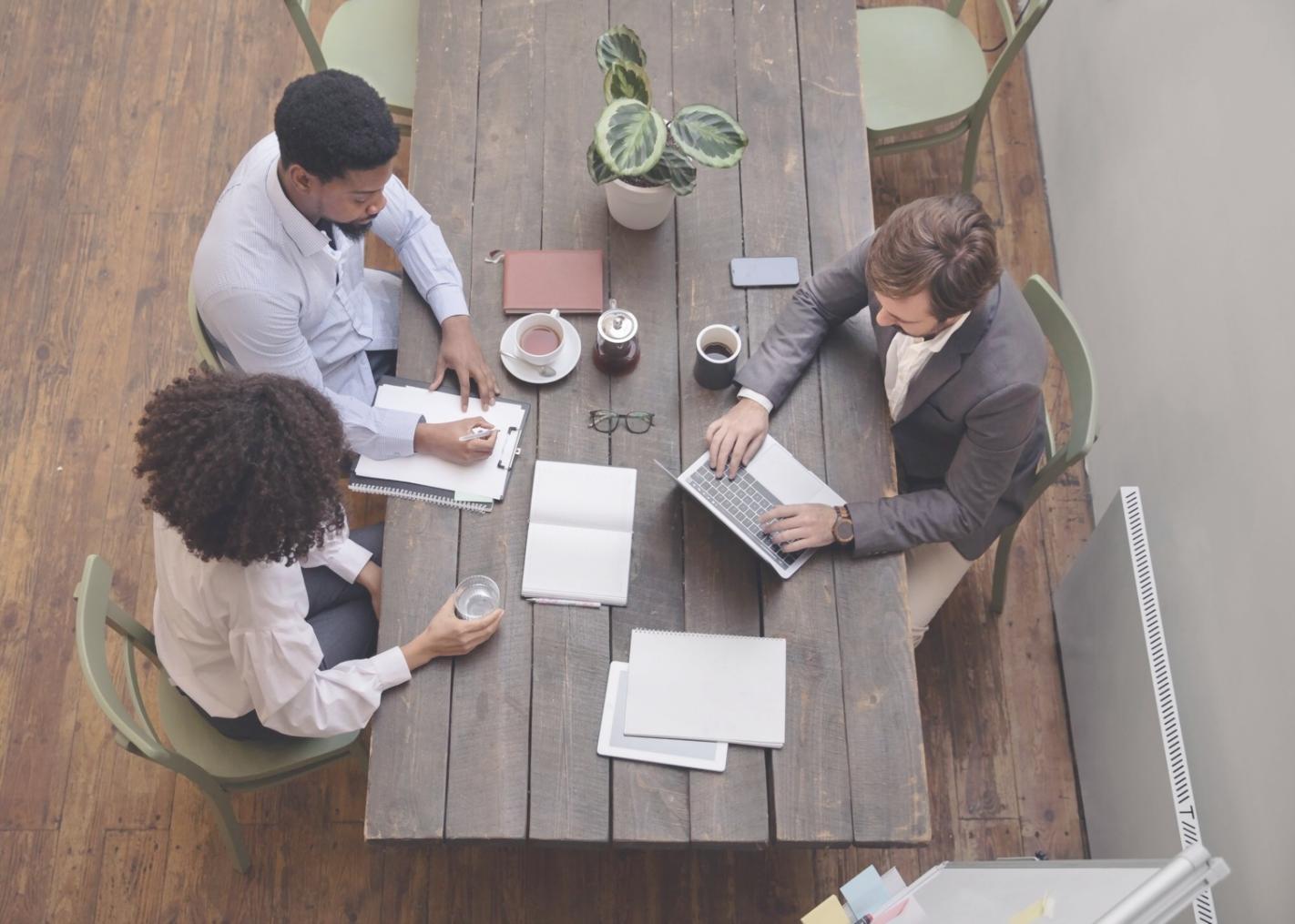 Réunion de travail avec analyse de données financières sur écran