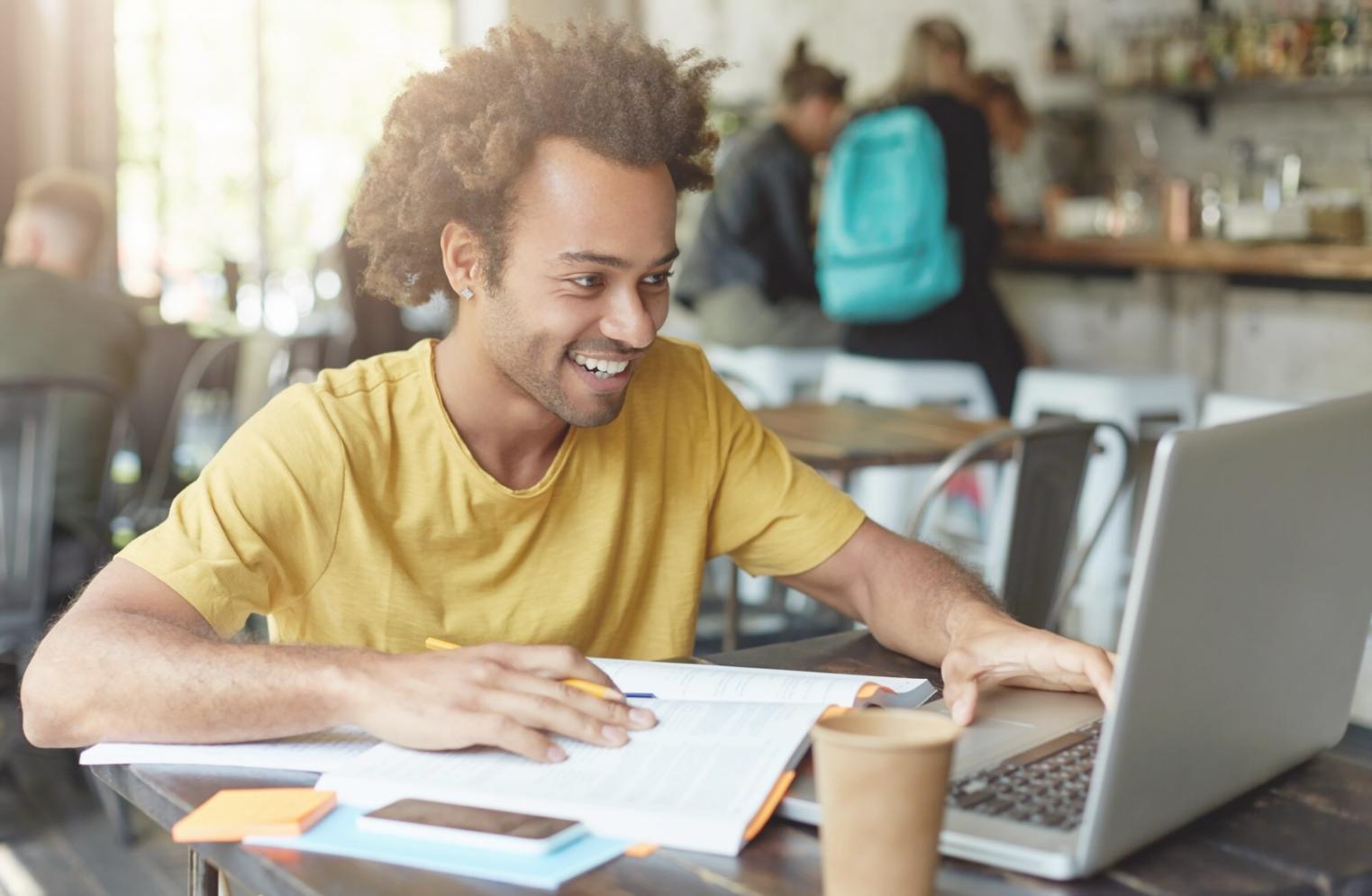 Équipe analysant des données financières sur écran