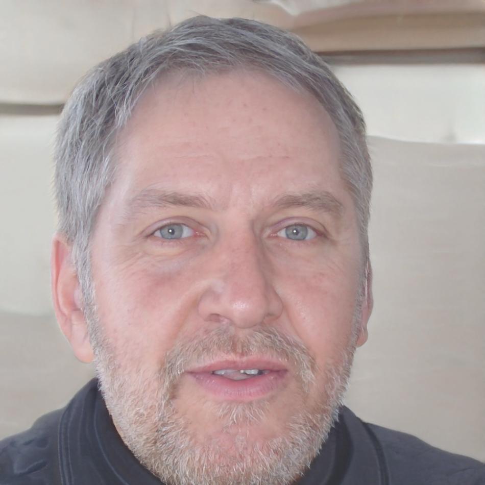 Bastien Lacroix analysant des documents financiers avec un client dans les bureaux de miralovent à Clermont-Ferrand